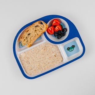 Овсяная каша с ягодами и хрустящим тостом