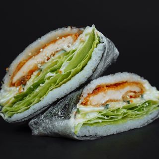 Онигиразу с курицей в остро-сладком соусе 