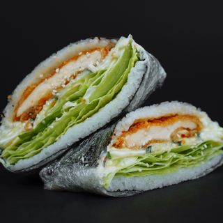 Онигиразу с курицей в кисло-сладком соусе 