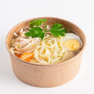 Куриный бульон с лапшой и яйцом