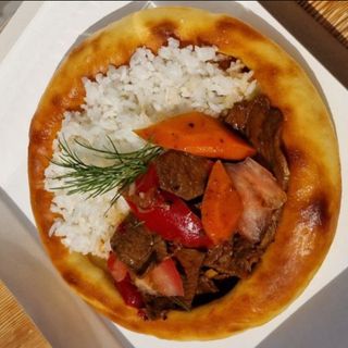 Лепёшка с Говядиной по-Тайски и рисом.