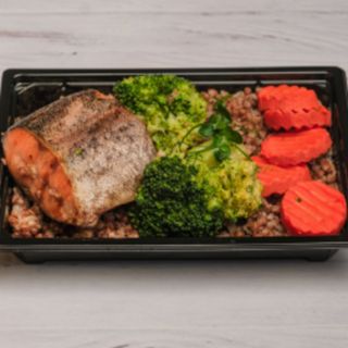 Форель на пару с гречкой и овощами