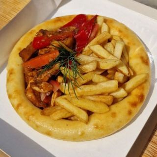 Лепёшка с Курицей по-Тайски и картофелем фри.