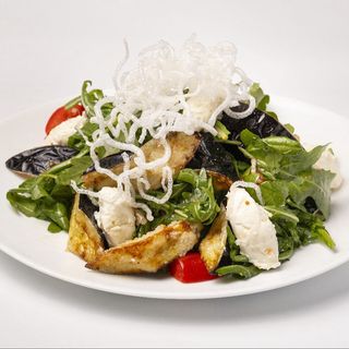 Салат с хрустящими баклажанами