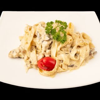 Фетучини с ветчиной (говяжьей) и грибами