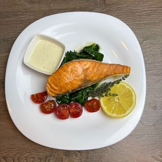 Лосось со шпинатом