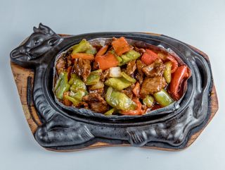 Говядина с овощами на жаровне