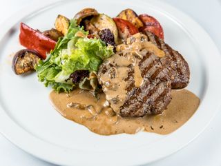 Медальоны на овощах гриль