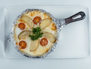 Язык говяжий с молодым картофелем и черри под сырной корочкой