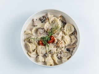 Пельмени с грибами в сливочном соусе