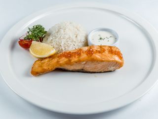 Филе семги с рисом под сливочно-икорным соусом с рисом