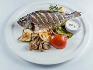 Дорадо запеченная с травами