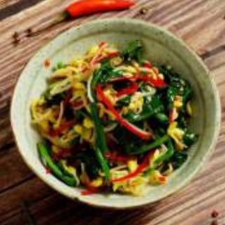 Бобовые ростки со шпинатом