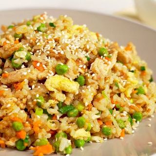 Курица терияки с жареным рисом и овощами