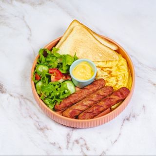 Немецкий завтрак с охотничьими колбасками.