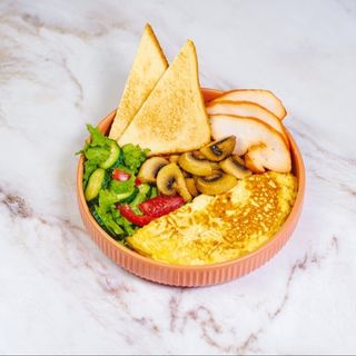 Завтрак с курицей и грибами.