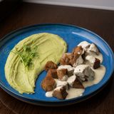 Язык с пюре и брокколи