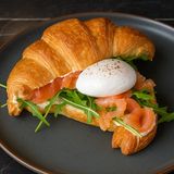 Круассан с лососем и яйцом пашот
