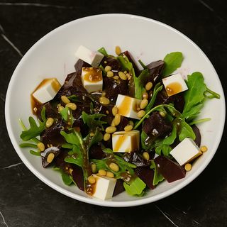 Салат со свеклы и сыра фета