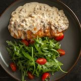 Куриное филе с моцареллой под сливочно-грибным соусом