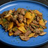 Картофель жаренный с мясом и грибами