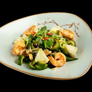 Салат с креветками и ананасом