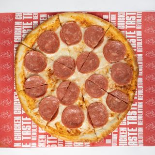 Пицца с колбасой