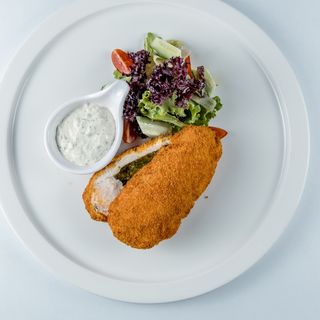 Котлет по-киевски с соусом тартар