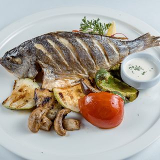 Дорадо с овощами гриль