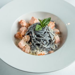 Черная паста с семгой