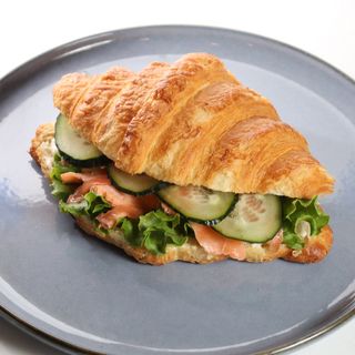 Круассан с лососем