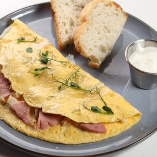 Омлет с ветчиной и грибами