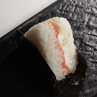 Онигири с лососем 1 шт