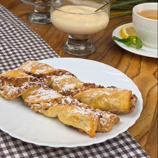 Слойка с арахисом и сгущенкой (50 гр)