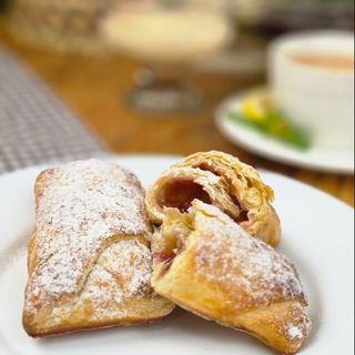 Слойка с яблоком и вишней (75 гр)