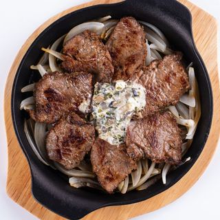 медальоны под луковой подушкой с грибным соусом