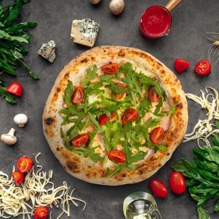 Пицца "Запеченная семга с рукколой"