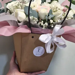 Композиция в крафтовой сумочке