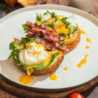 Яйцо Бенедикт с фермерской ветчиной