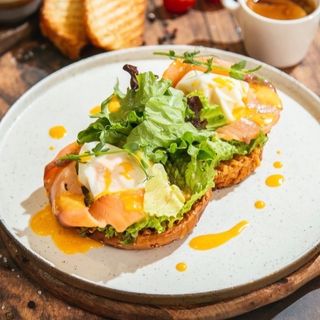 Яйцо Бенедикт с семгой  