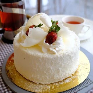 Кілегей мен құлпынай қосылған бисквит торты 1.450г / Торт Бисквит со сливками и клубникой 1.450гр