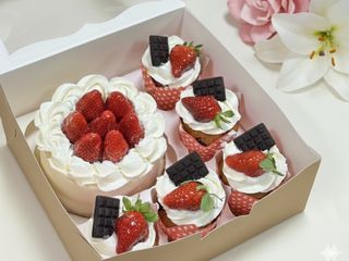 Құлпынай және бенто мен капкейктер жиынтығы 1300г / Набор бенто с капкейками и клубникой 1300гр