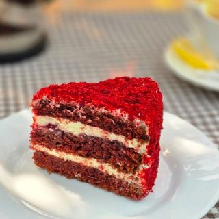 Пирожное Красный бархат с клубникой (130 гр)