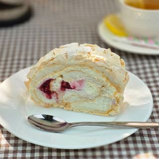 Пирожное меренговое с малиной