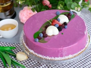 Жидектер қосылған бал торты 1.350г / Медовик с ягодами 1.350гр