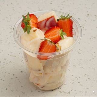Ассорти фруктовый с йогуртом в стакане