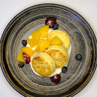 Классические сырники со сметаной, персиками и клубничным компоте