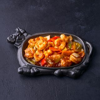 Креветки на шипящей сковороде