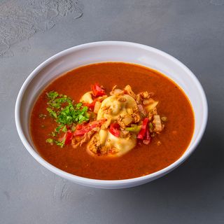 Пельмени с красным бульоном