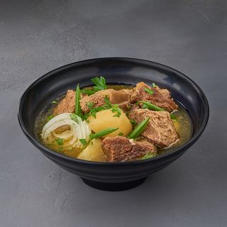 Куырдак из говяжьих рёбрышек с бульоном